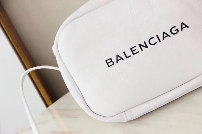 BALENCIAG巴黎世家 相機包 專櫃最新款 字母LOGO 裏外全荔枝紋皮 小斜挎包  BL1384